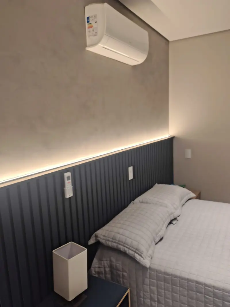 Quarto com cabeceira ripada e fita de LED