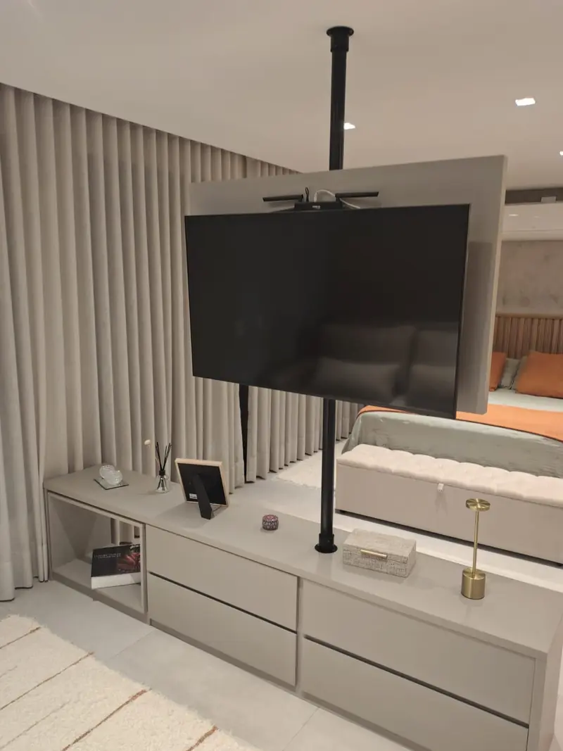Painel de TV e rack planejados