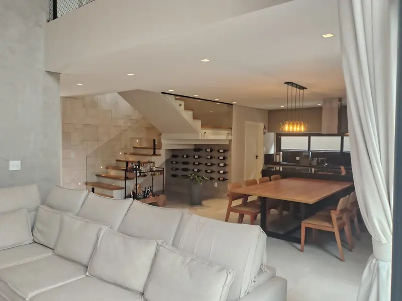 Sala integrada com escada e sala de jantar