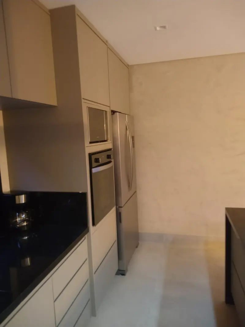 Cozinha com torre de fornos