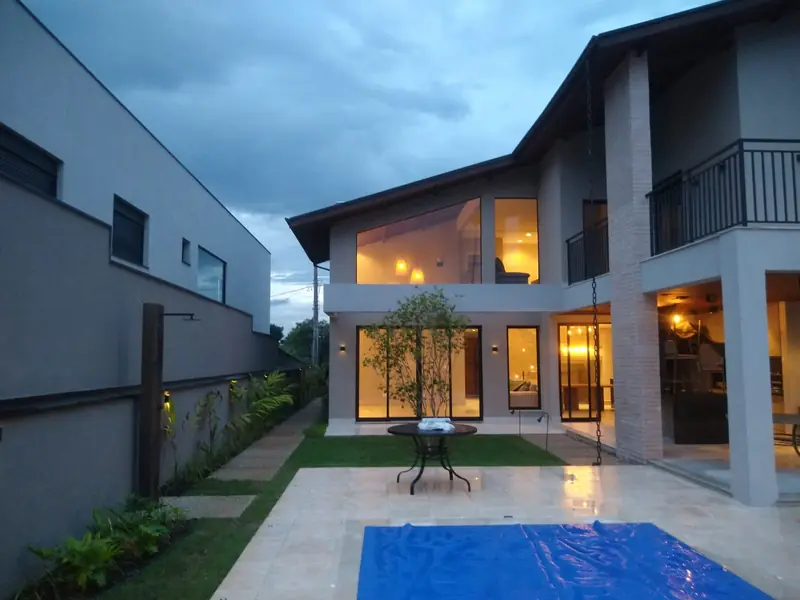 Casa vista da piscina ao entardecer