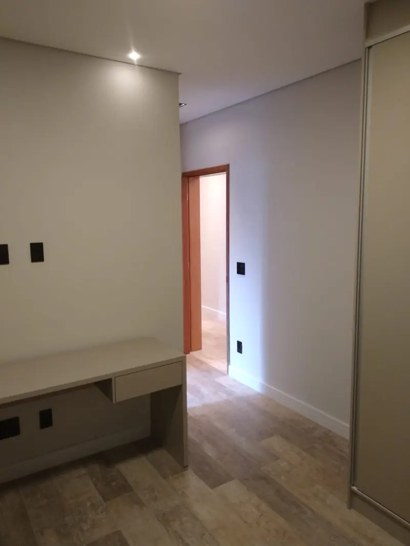 Quarto com bancada planejada