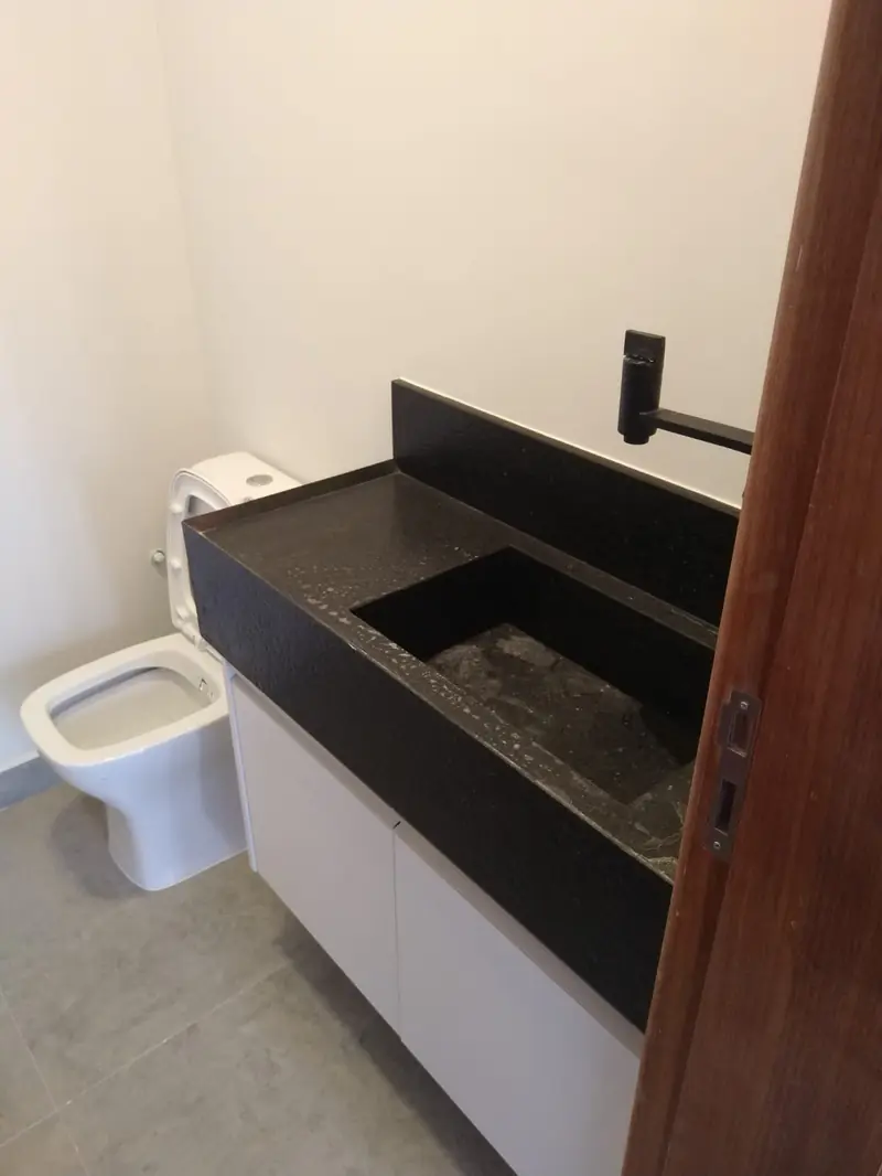 Lavabo com cuba esculpida em pedra
