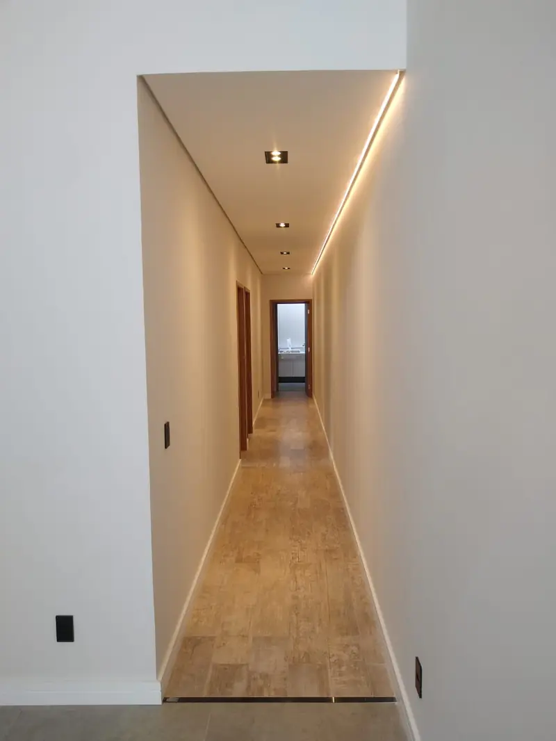 Corredor com fita de LED no forro