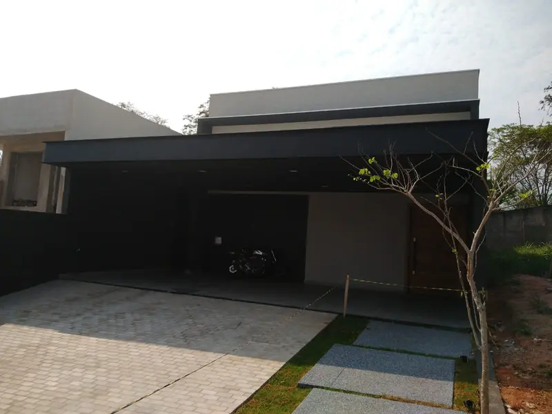 Fachada contemporânea com garagem coberta