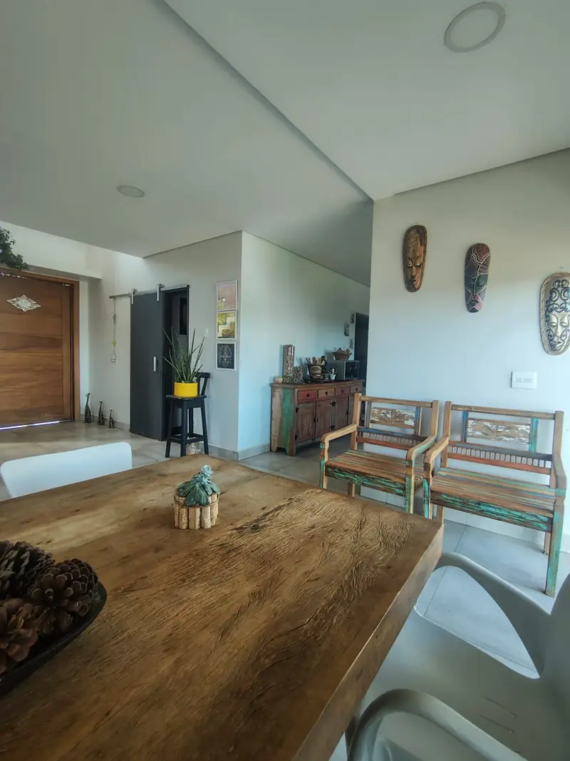 Estar com mesa de madeira