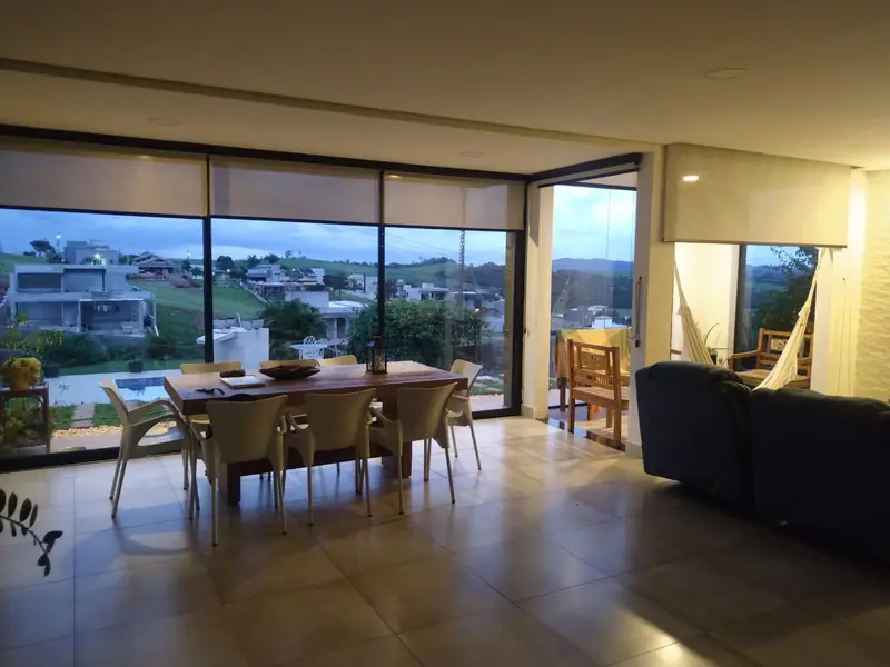 Sala de jantar com panos de vidro e vista