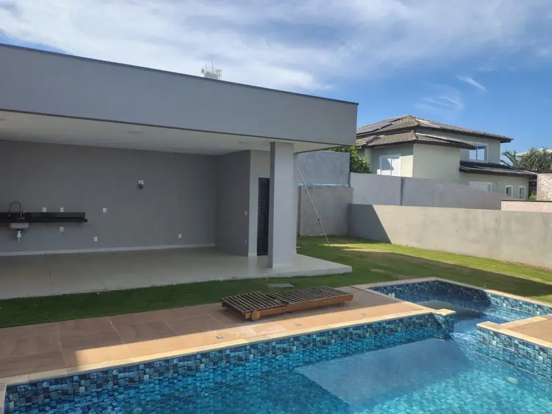 Piscina com pastilhas e área gourmet coberta