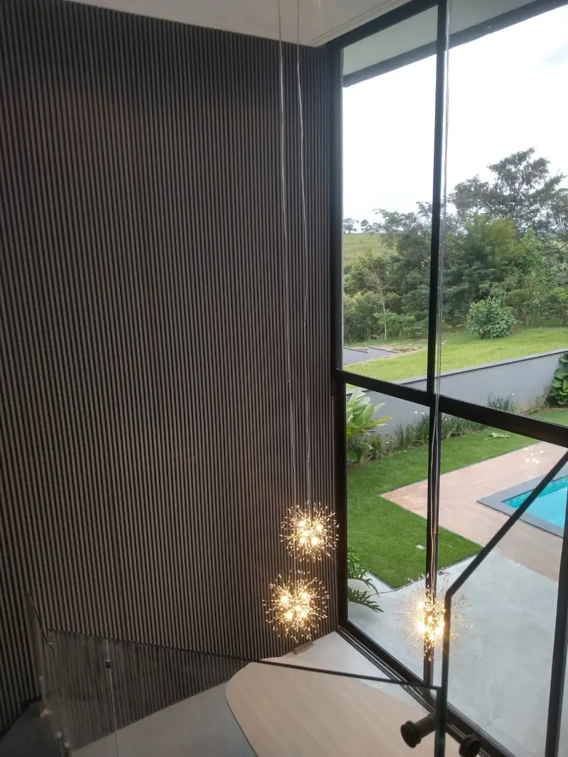 Pé-direito duplo com painel ripado e pendentes