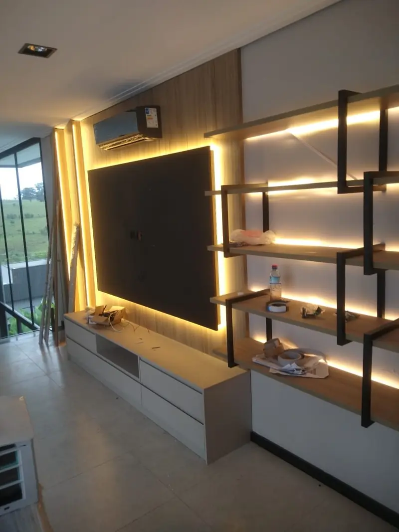 Painel de TV e estante com iluminação