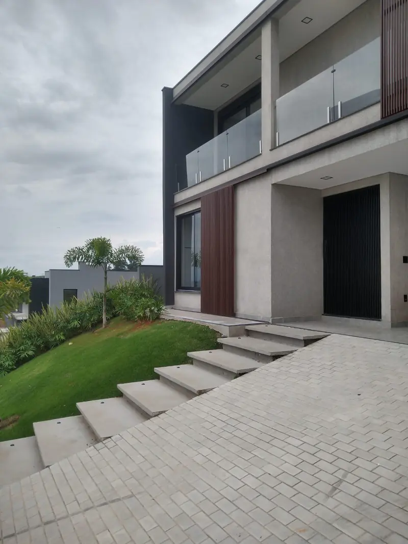 Entrada com escada e jardim