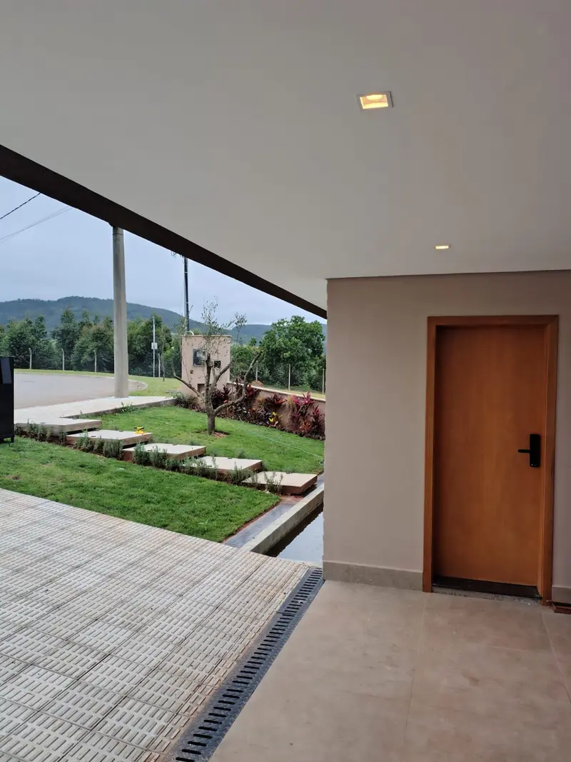 Garagem coberta com vista para a serra