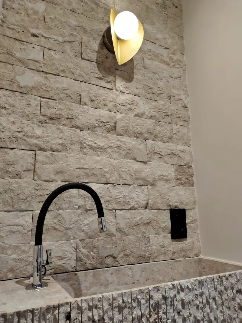 Lavabo com parede e cuba em pedra