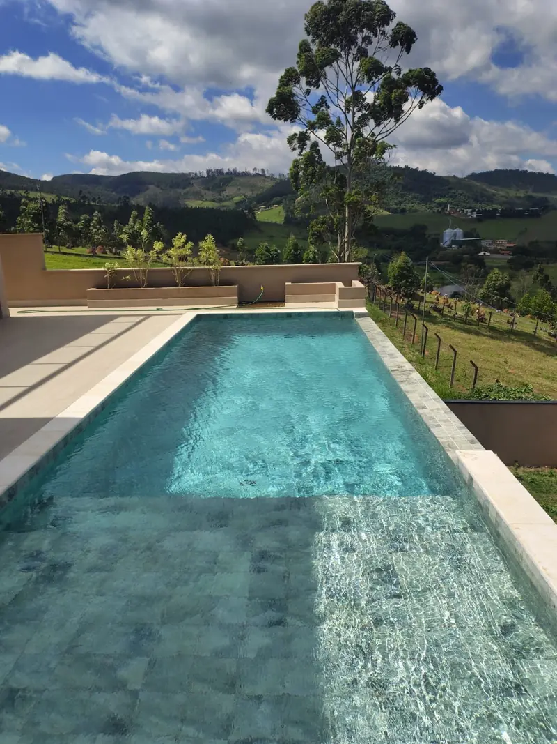 Piscina com vista para a serra