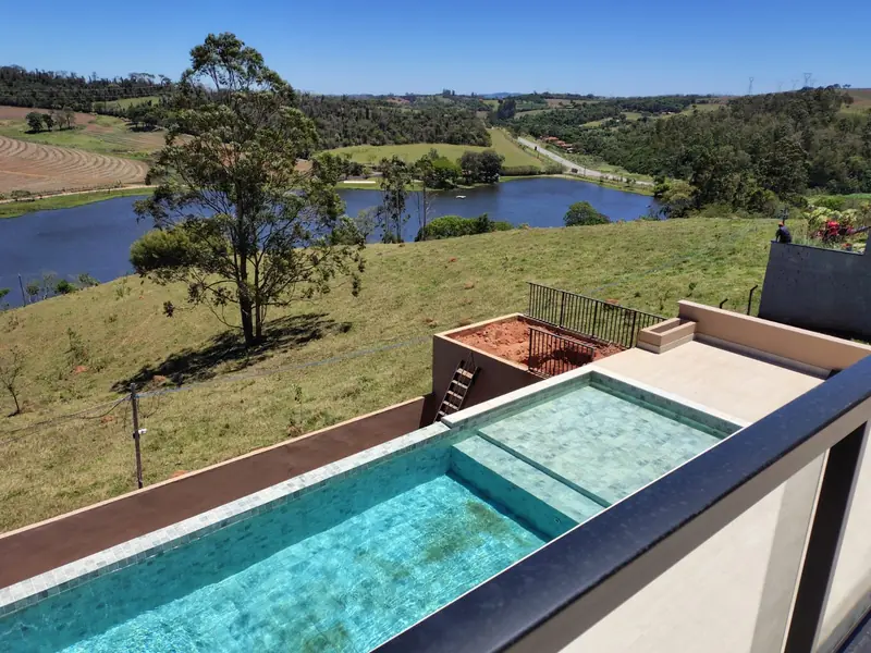 Piscina com vista para o lago