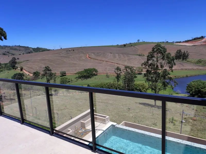 Vista do terraço para o campo e o lago