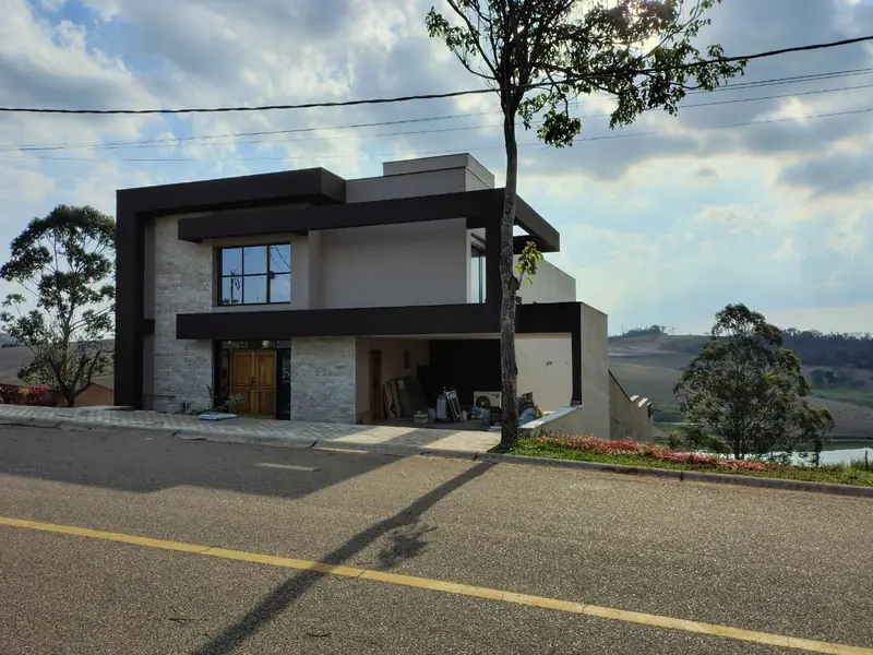 Fachada em pedra com porta de madeira