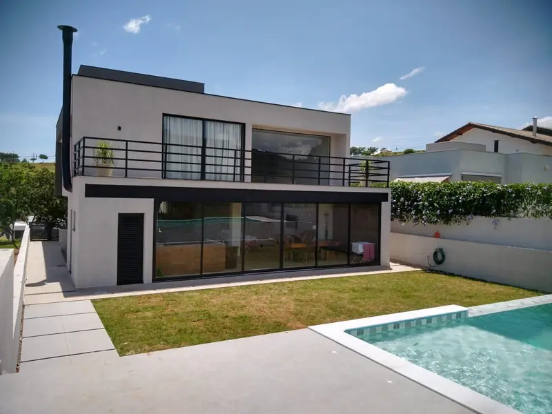Casa com área gourmet envidraçada e piscina