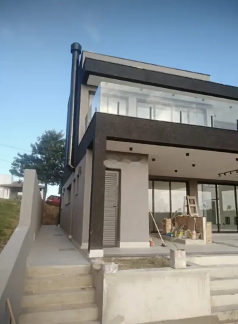 Casa com varanda e guarda-corpo em vidro