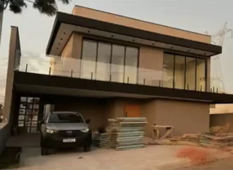 Fachada de casa de dois pavimentos em fase final de obra