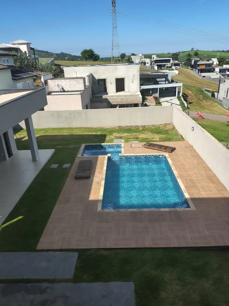Piscina com deck e gramado vista de cima