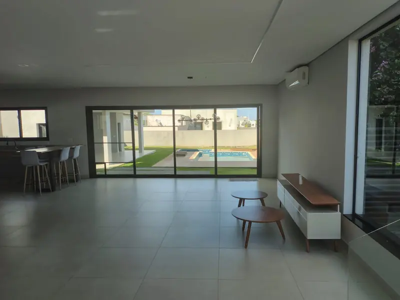 Sala integrada com vista para a piscina