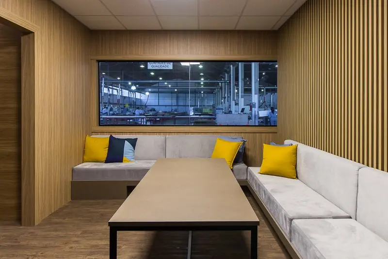 Sala de espera com sofá sob medida e mesa de centro