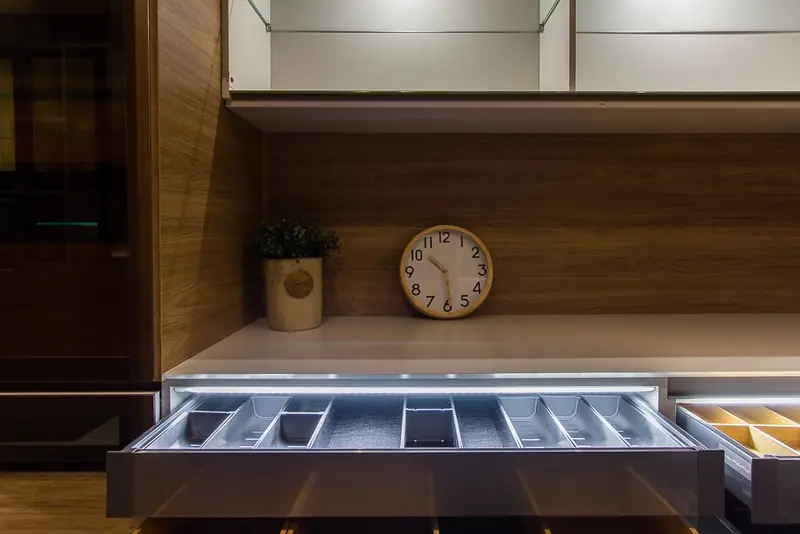 Gaveta de talheres com iluminação em LED