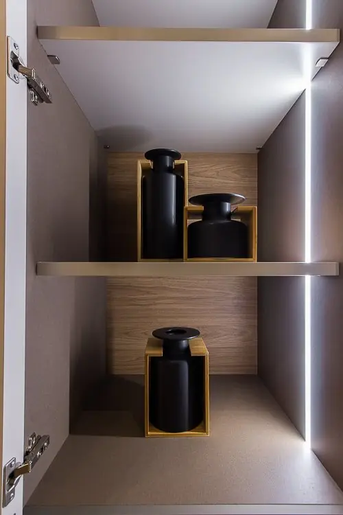 Nicho interno com fundo amadeirado e fita de LED