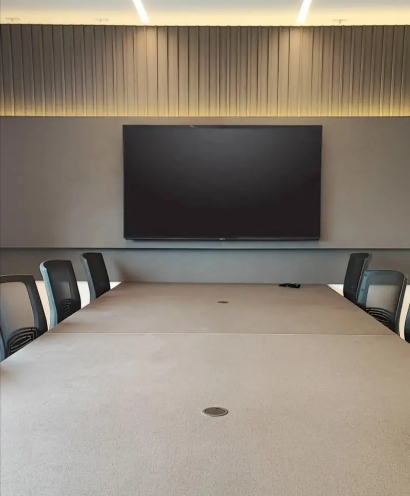 Mesa de reunião sob medida com painel de TV
