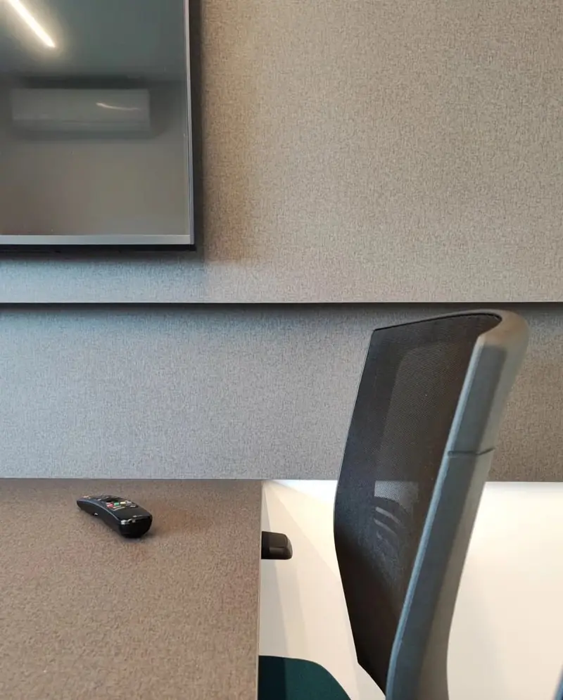 Detalhe da mesa de reunião e do painel