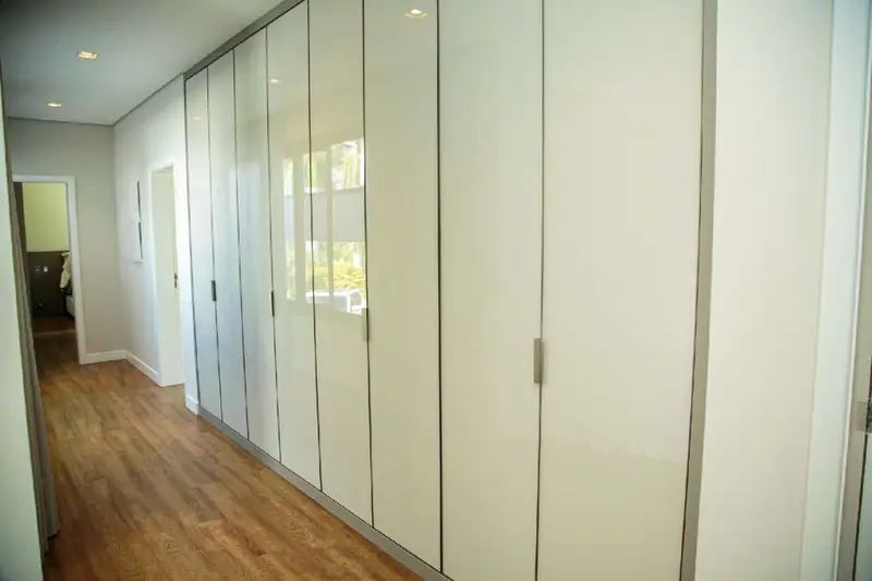 Armários de piso a teto no corredor