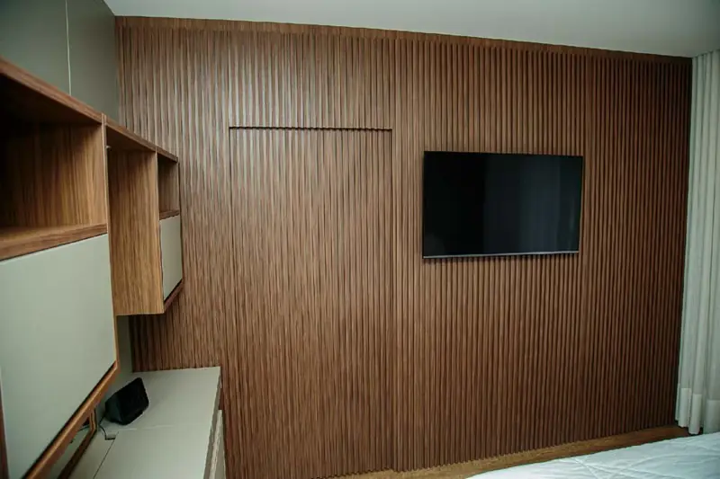 Painel de TV em madeira com porta embutida