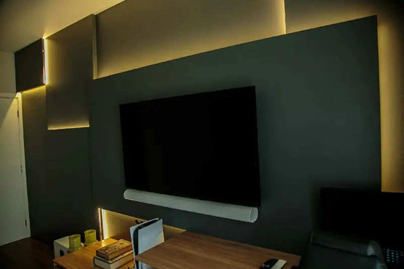 Painel de TV escuro com iluminação em LED