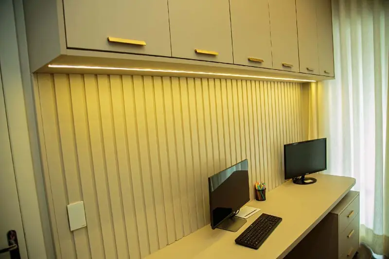 Bancada de home office com painel ripado