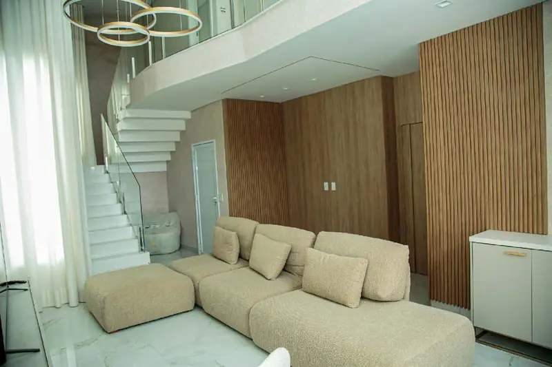 Sala com painel ripado e mezanino