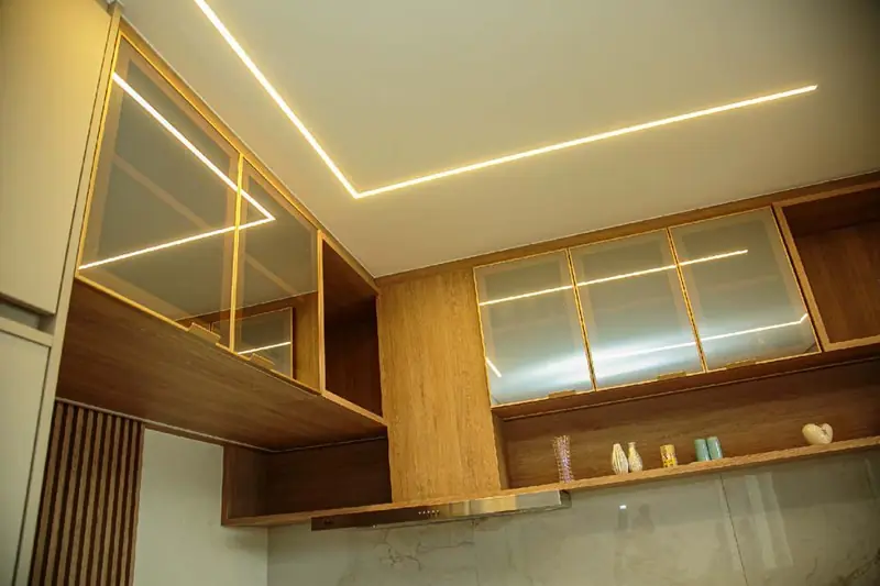 Cozinha com cristaleira e iluminação em LED