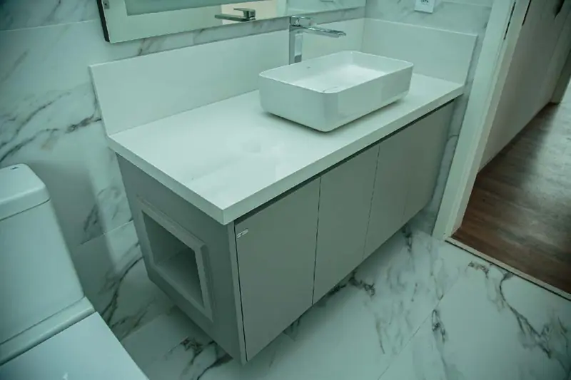 Gabinete de banheiro em laca clara