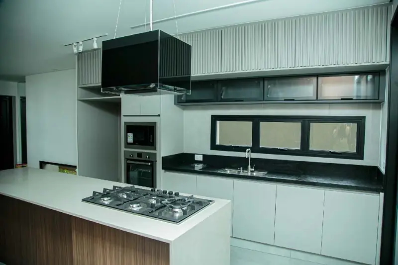 Cozinha planejada com ilha e cooktop