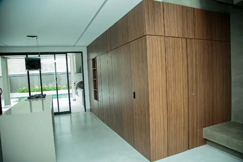 Painel em madeira do piso ao teto