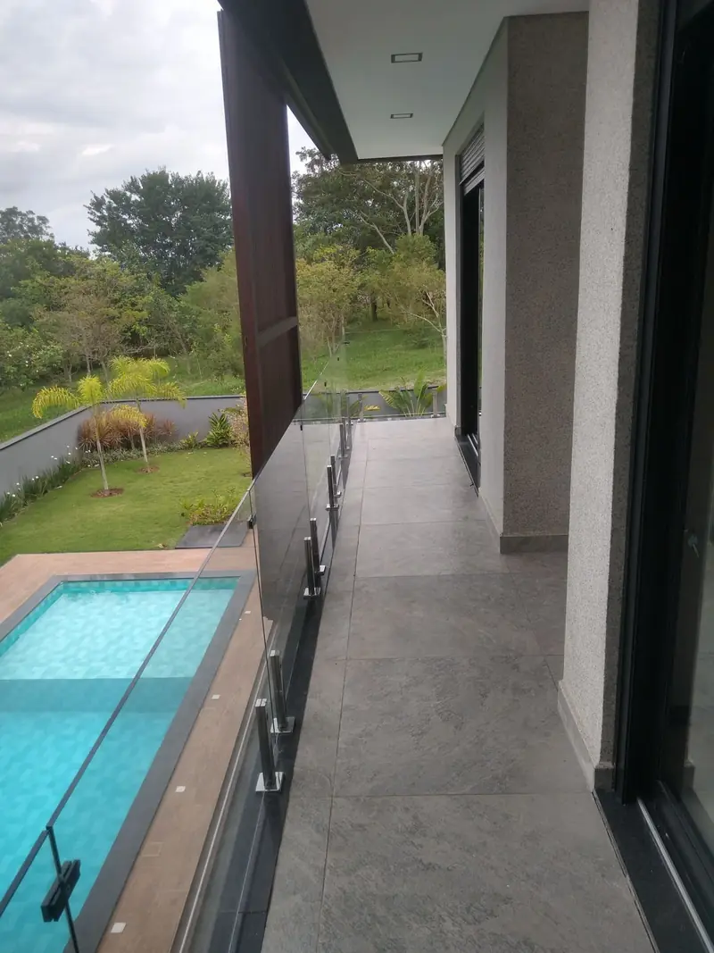 Piscina vista da varanda com guarda-corpo de vidro