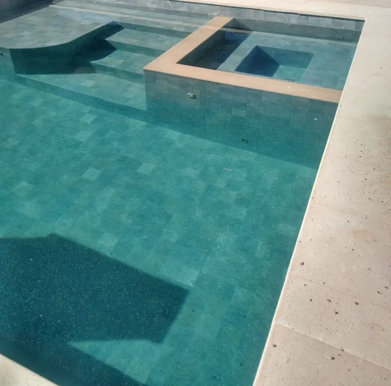 Piscina com prainha, degraus e spa integrado
