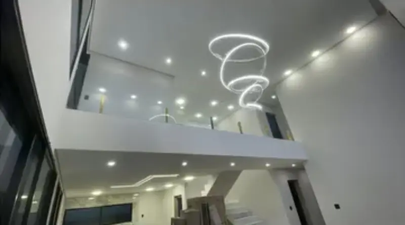 Mezanino com lustre em anéis de LED