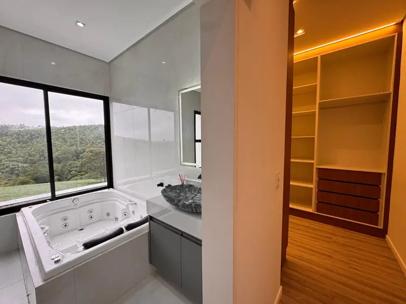 Banheiro da suíte com hidromassagem e closet ao lado