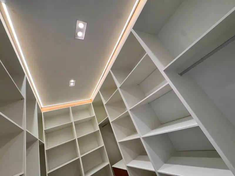Closet planejado com iluminação em LED