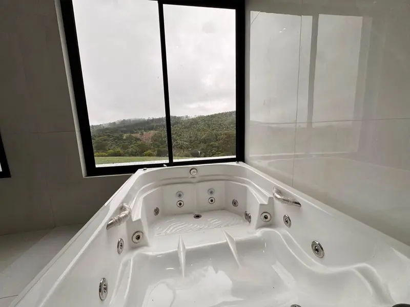 Banheira de hidromassagem com janela para as montanhas