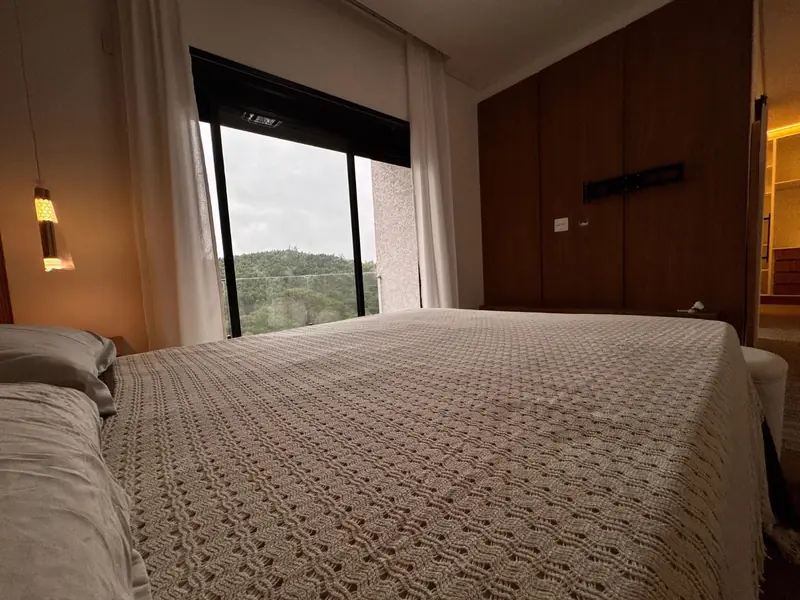 Suíte com janela para a mata