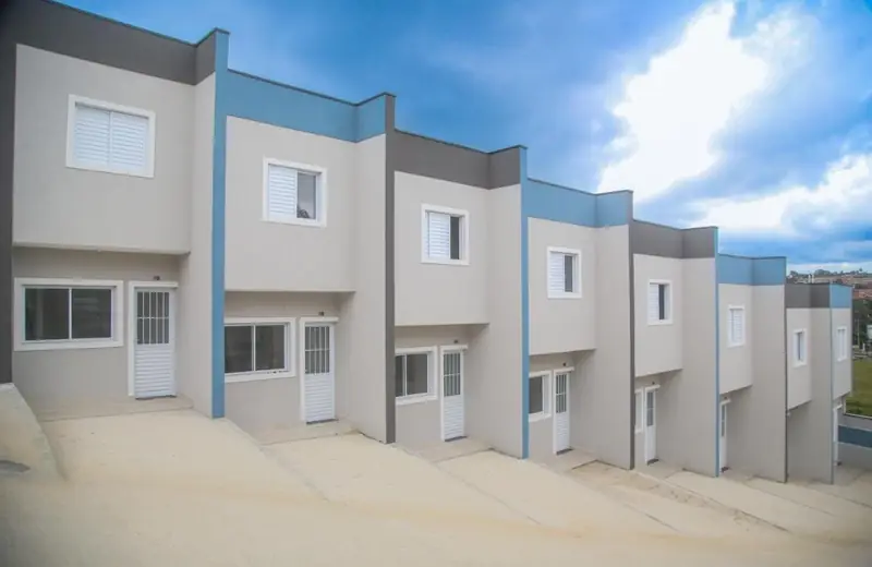 Fachada dos sobrados em cinza e azul