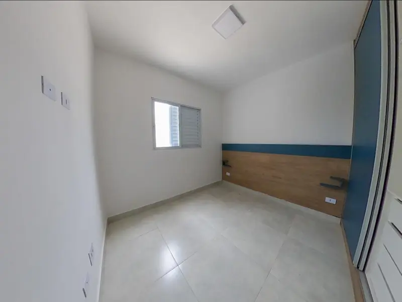 Quarto com painel em madeira e armário